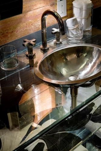 Habitación con cama extragrande y ducha adaptada - Adaptada para personas de movilidad reducida del hotel Andaz 5th Avenue. Foto 5