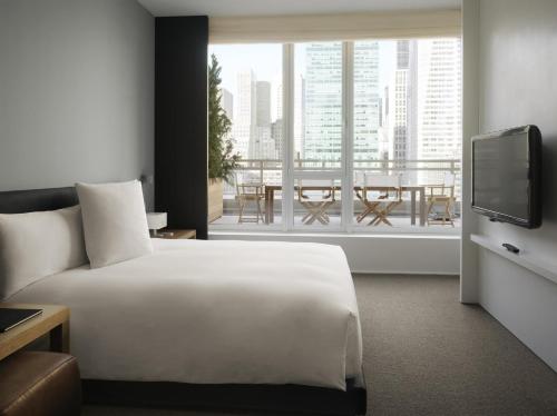 Suite de 1 dormitorio con terraza del hotel Andaz 5th Avenue. Foto 4