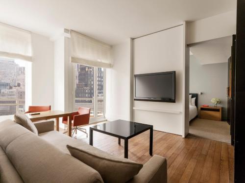 Suite de 1 dormitorio con balcón del hotel Andaz 5th Avenue. Foto 2