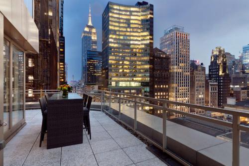 Suite con vistas a la calle del hotel Andaz 5th Avenue. Foto 5