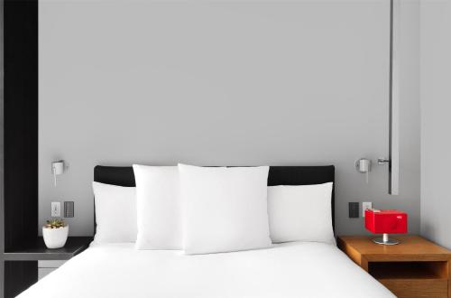 Habitación con cama extragrande y ducha adaptada - Adaptada para personas de movilidad reducida del hotel Andaz 5th Avenue. Foto 7