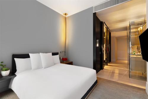 Habitación con cama extragrande. del hotel Andaz 5th Avenue. Foto 6