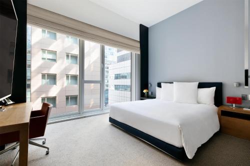 Habitación con cama extragrande. del hotel Andaz 5th Avenue. Foto 8