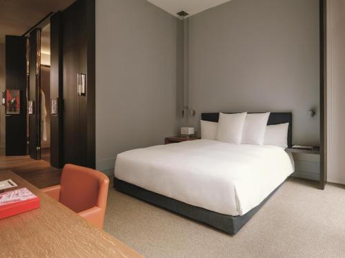 Habitación con cama extragrande. del hotel Andaz 5th Avenue. Foto 14