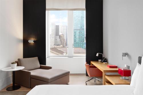Habitación Doble Deluxe con cama extragrande y vistas a la ciudad del hotel Andaz 5th Avenue. Foto 8
