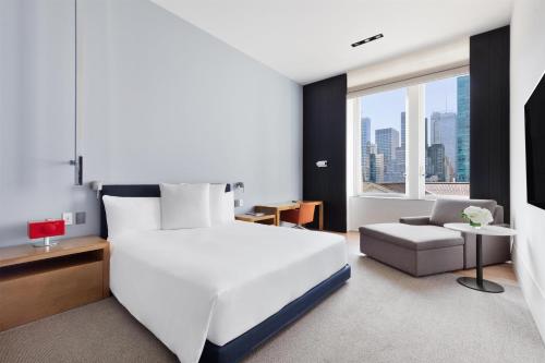 Habitación Doble Deluxe con cama extragrande y vistas a la ciudad del hotel Andaz 5th Avenue. Foto 9