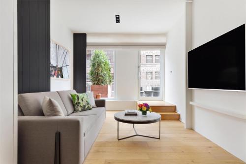 Suite de 1 dormitorio con terraza del hotel Andaz 5th Avenue. Foto 12