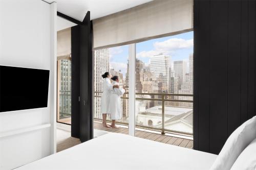 Suite de 1 dormitorio con balcón del hotel Andaz 5th Avenue. Foto 8