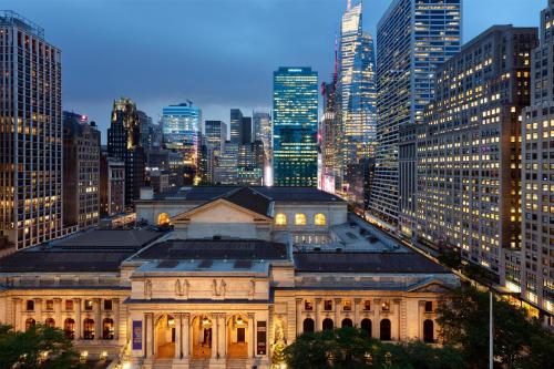 Suite con vistas a la calle del hotel Andaz 5th Avenue. Foto 8
