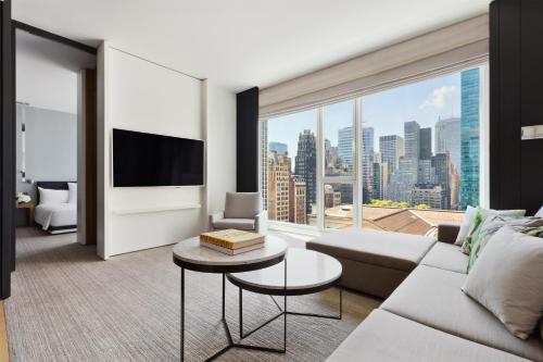 Suite con vistas a la calle del hotel Andaz 5th Avenue. Foto 9