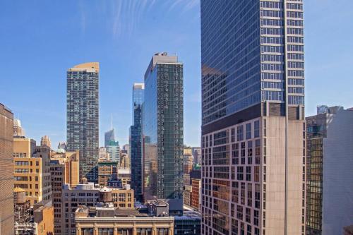Habitación con 2 camas grandes y vistas a la ciudad del hotel Hilton Garden Inn New York/Manhattan-Chelsea. Foto 4