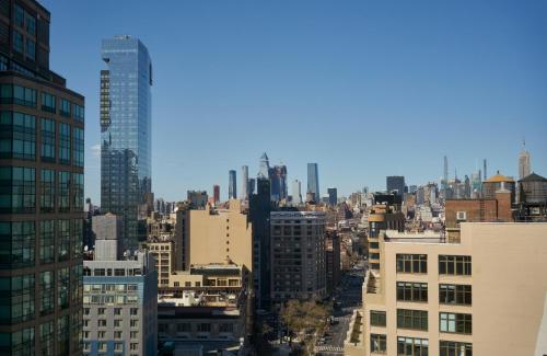 Estudio Rinconero con vistas al perfil urbano - Cama extragrande del hotel ModernHaus SoHo. Foto 8
