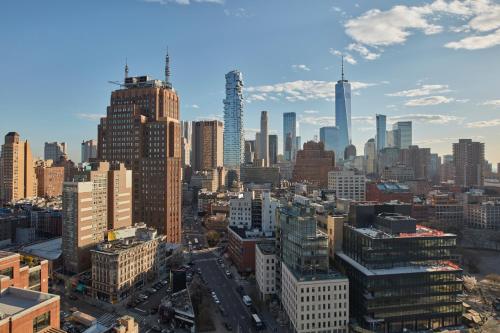 Estudio Rinconero con vistas al perfil urbano - Cama extragrande del hotel ModernHaus SoHo. Foto 9