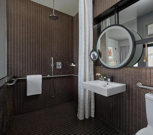 Estudio Rinconero con vistas al perfil urbano - Cama extragrande del hotel ModernHaus SoHo. Foto 4