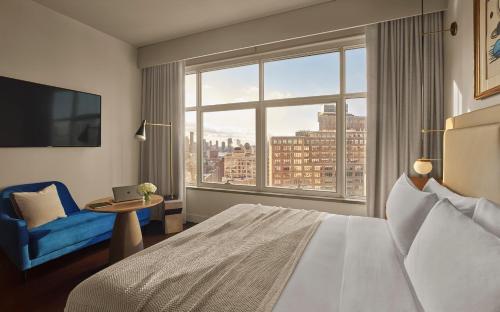 Habitación Deluxe con cama extragrande y vistas a la ciudad del hotel ModernHaus SoHo. Foto 2