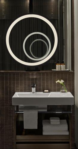 Habitación Deluxe con cama extragrande y vistas a la ciudad del hotel ModernHaus SoHo. Foto 6
