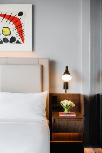 Habitación Deluxe con cama extragrande y vistas a la ciudad del hotel ModernHaus SoHo. Foto 8