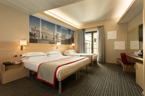 Habitación Triple Confort del hotel iQ Hotel Roma. Foto 3
