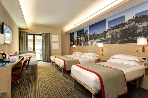Habitación cuádruple del hotel iQ Hotel Roma. Foto 2
