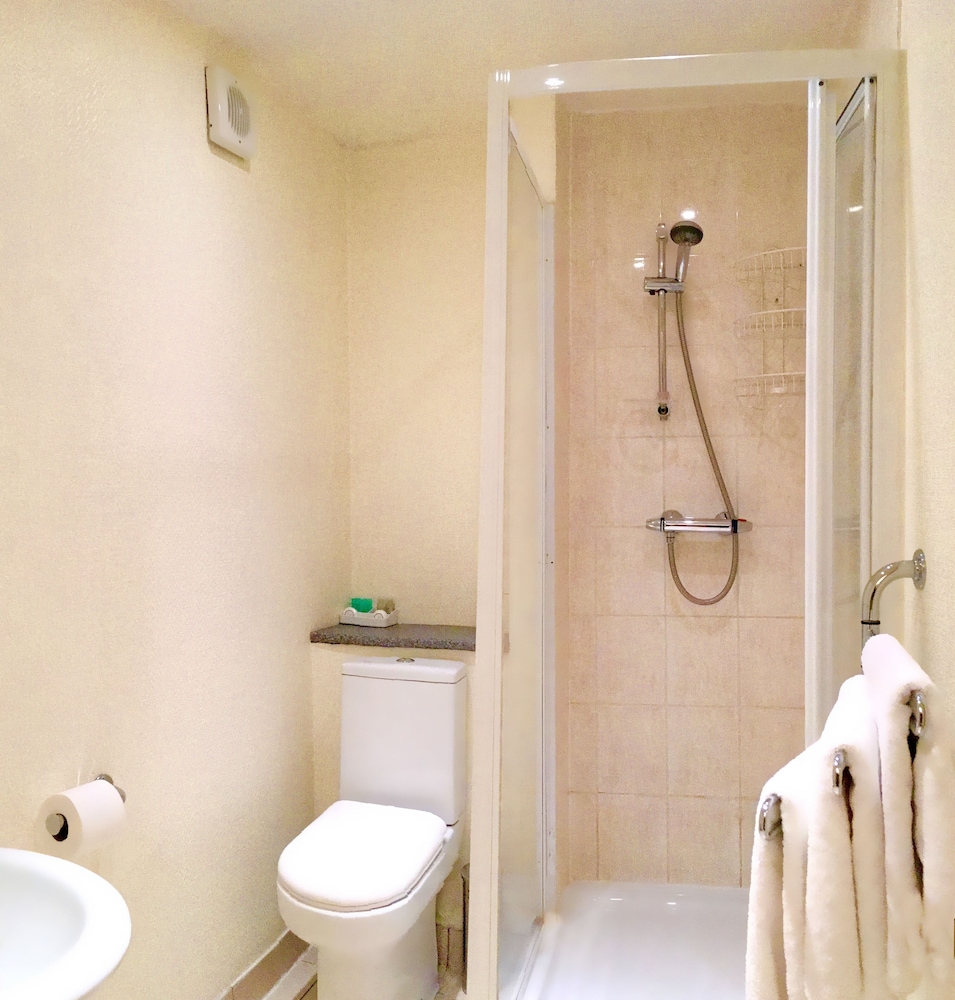 Habitación con 2 camas individuales del hotel Hadleigh. Foto 1