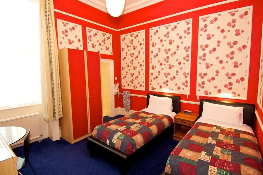 Habitación superior con 2 camas individuales, cocina básica del hotel Hadleigh