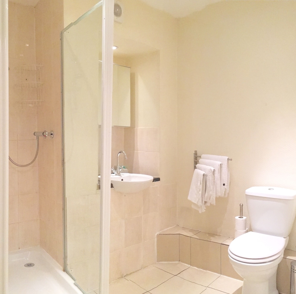Habitación triple del hotel Hadleigh. Foto 3
