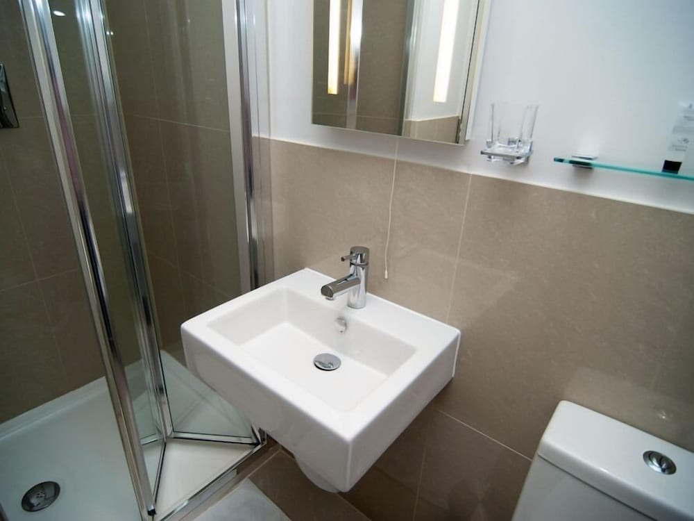 Habitación cuádruple, baño privado del hotel Ravna Gora. Foto 4