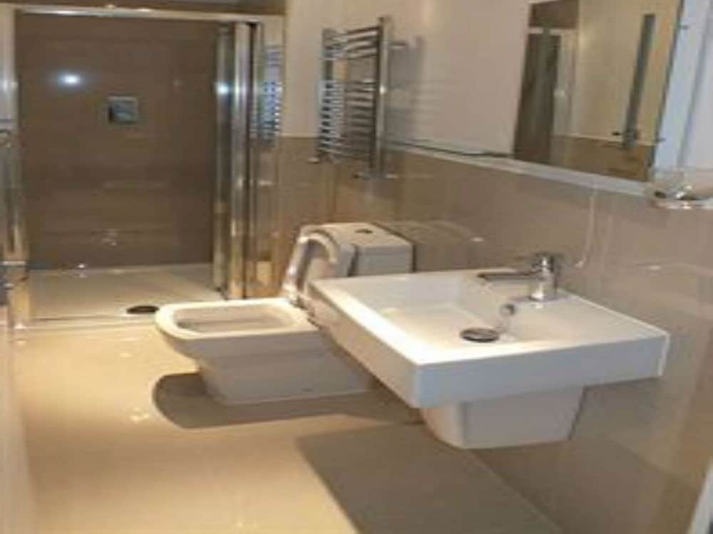 Habitación cuádruple superior, baño privado del hotel Ravna Gora. Foto 5
