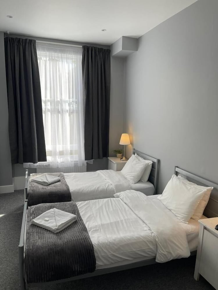 Habitación básica con 2 camas individuales, baño compartido del hotel Ravna Gora