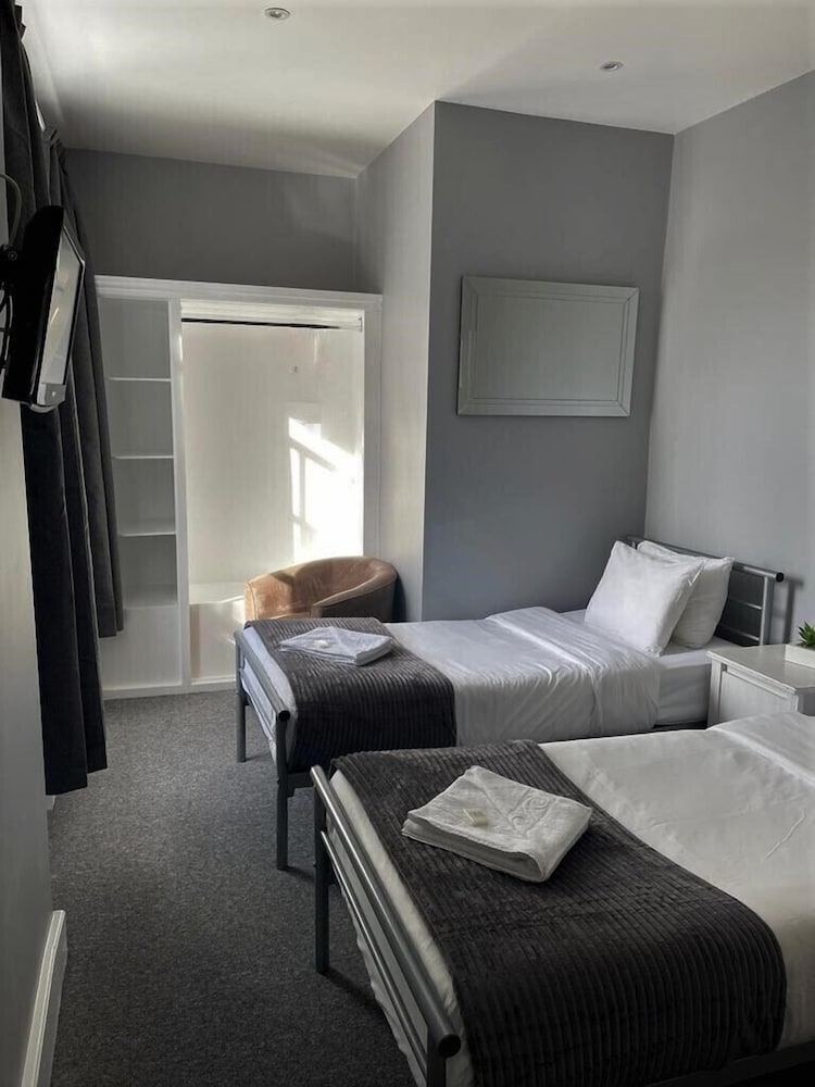 Habitación básica con 2 camas individuales, baño compartido del hotel Ravna Gora. Foto 1