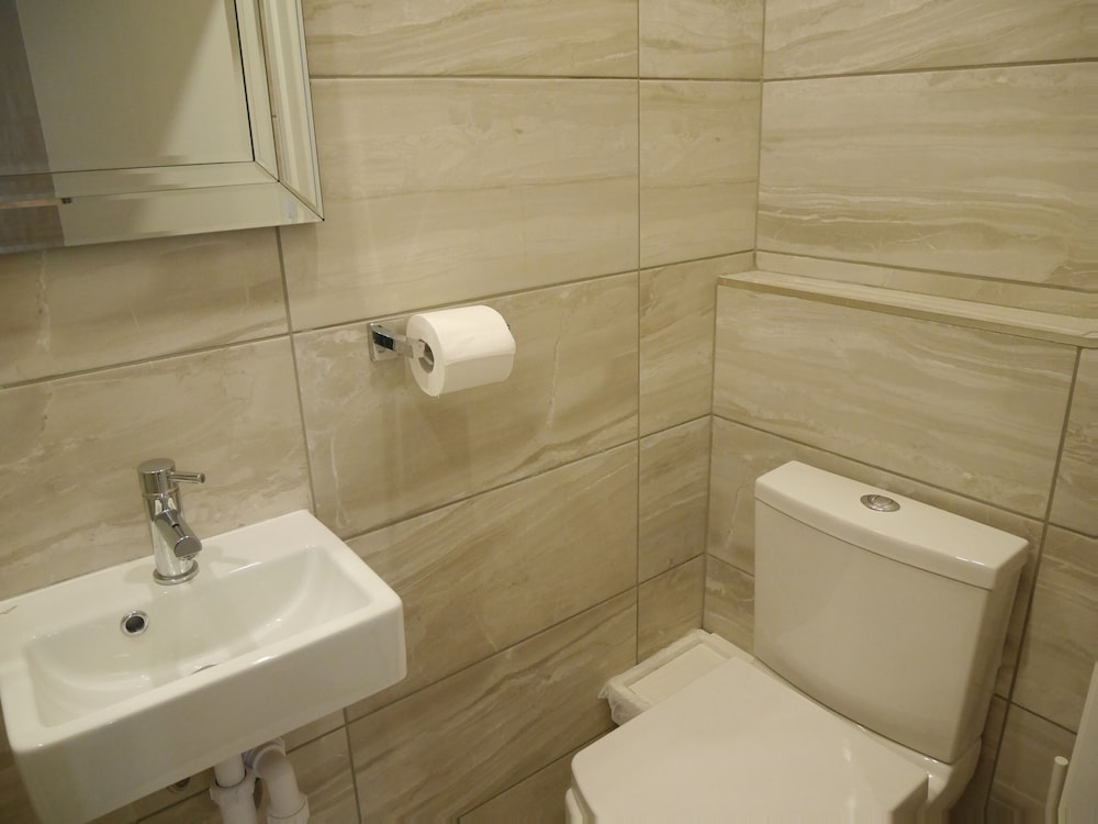 Habitación básica doble, baño compartido del hotel Ravna Gora. Foto 2