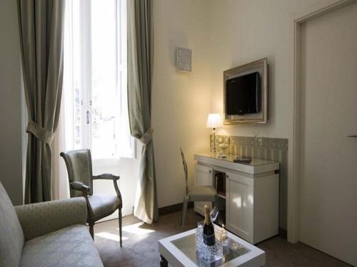 Suite Junior del hotel JR Hotels Oriente Bari. Foto 2