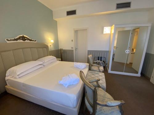 Habitación Doble Deluxe del hotel JR Hotels Oriente Bari. Foto 3