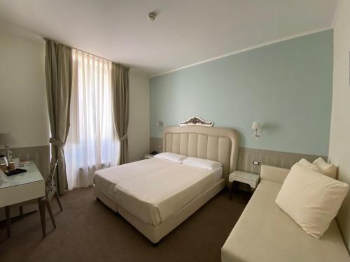 Habitación Triple Clásica del hotel JR Hotels Oriente Bari. Foto 1