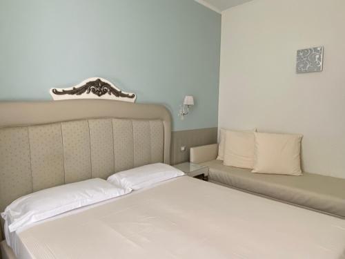 Habitación Triple Clásica del hotel JR Hotels Oriente Bari. Foto 2