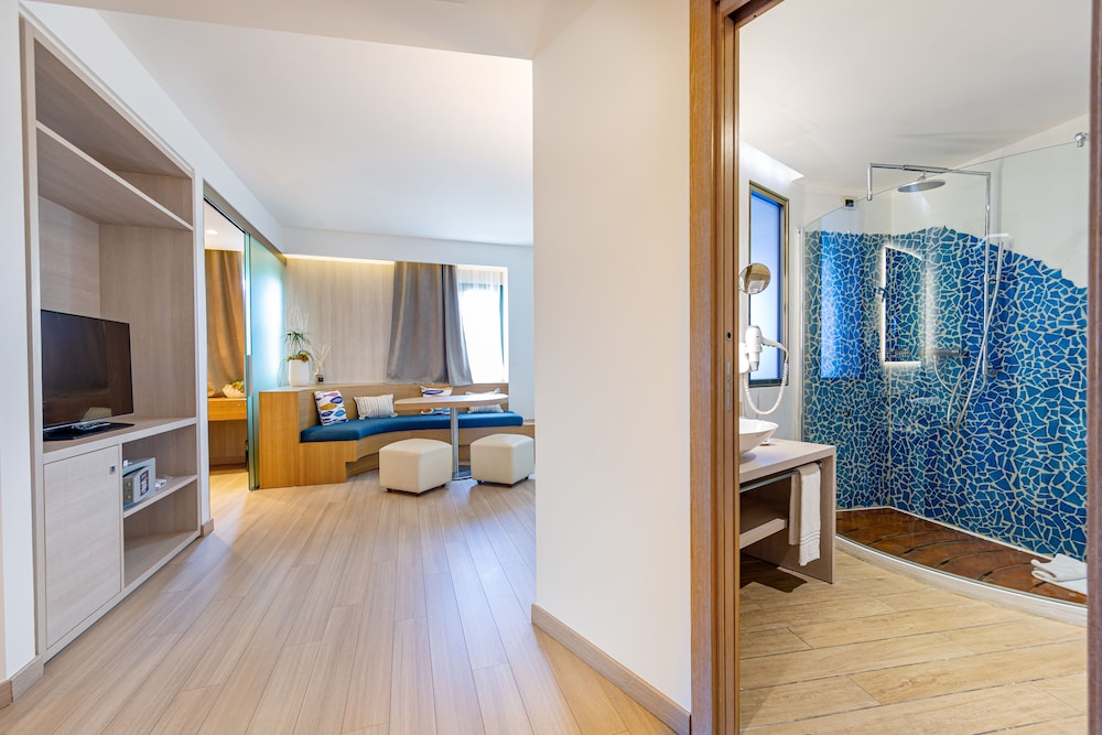 Suite, 1 cama doble (Eclipse Suite) del hotel Mercure Olbia and Spa. Foto 4