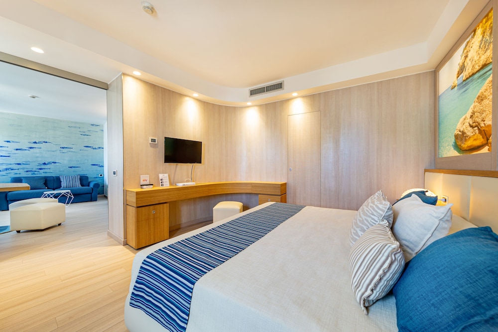 Suite, 1 cama doble (Eclipse Suite) del hotel Mercure Olbia and Spa. Foto 5
