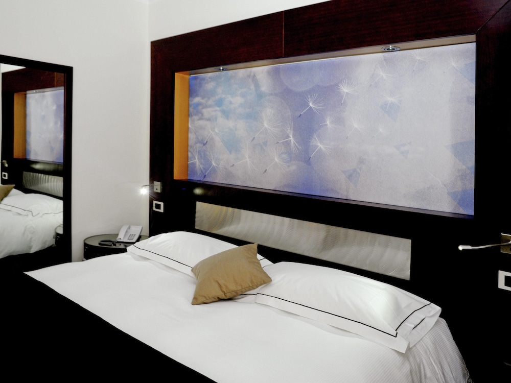 Habitación triple, varias camas del hotel Mercure Olbia and Spa. Foto 1
