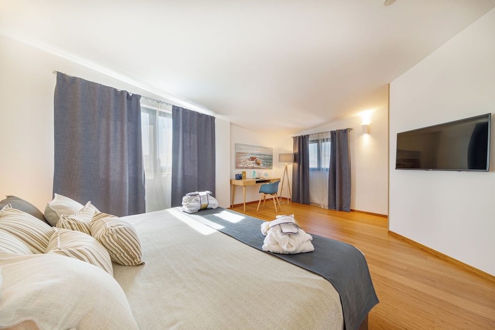 Suite junior, 1 cama doble con sofá cama del hotel Mercure Olbia and Spa. Foto 2