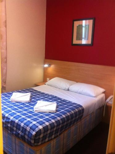 Habitación Doble con ducha y wc privados del hotel Colliers. Foto 2