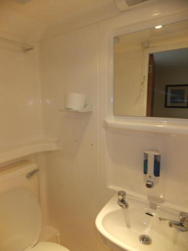 Habitación Triple con aseo y ducha privados del hotel Colliers