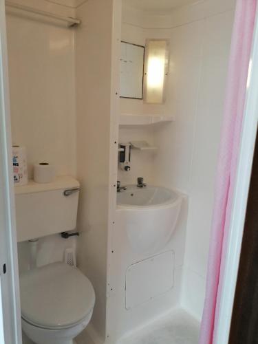 Habitación Triple con aseo y ducha privados del hotel Colliers. Foto 2