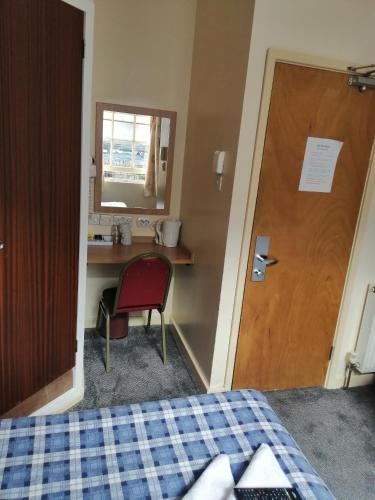 Habitación Triple con aseo y ducha privados del hotel Colliers. Foto 3