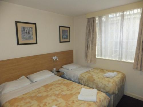 Habitación Triple con aseo y ducha privados del hotel Colliers. Foto 5