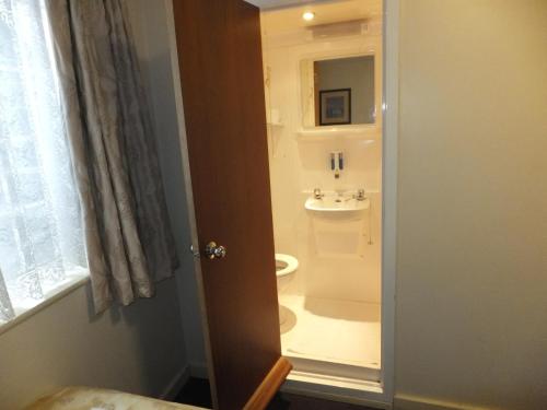 Habitación Triple con aseo y ducha privados del hotel Colliers. Foto 6