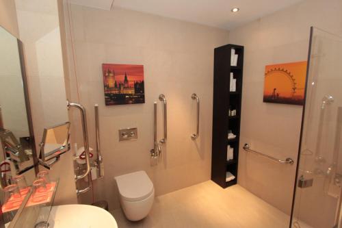 Habitación Doble Estándar con cama grande - adaptada para personas de movilidad reducida del hotel Indigo London Tower Hill, An Ihg. Foto 2