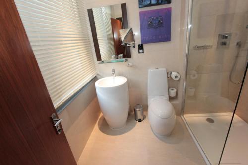 Habitación Premium con cama extragrande del hotel Indigo London Tower Hill, An Ihg. Foto 3