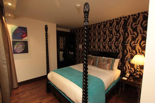 Suite de lujo de 1 dormitorio con cama grande y vistas a la ciudad del hotel Indigo London Tower Hill, An Ihg. Foto 2
