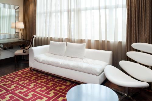 Suite de lujo de 1 dormitorio con cama grande y vistas a la ciudad del hotel Indigo London Tower Hill, An Ihg. Foto 3