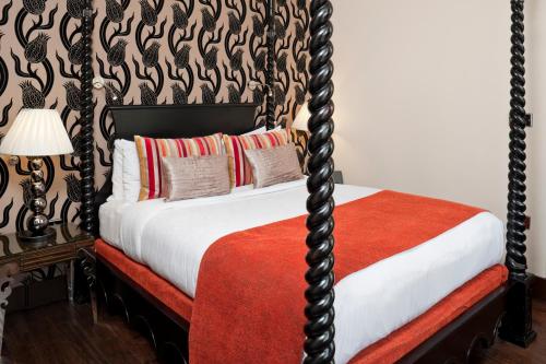 Suite de lujo de 1 dormitorio con cama grande y vistas a la ciudad del hotel Indigo London Tower Hill, An Ihg. Foto 4